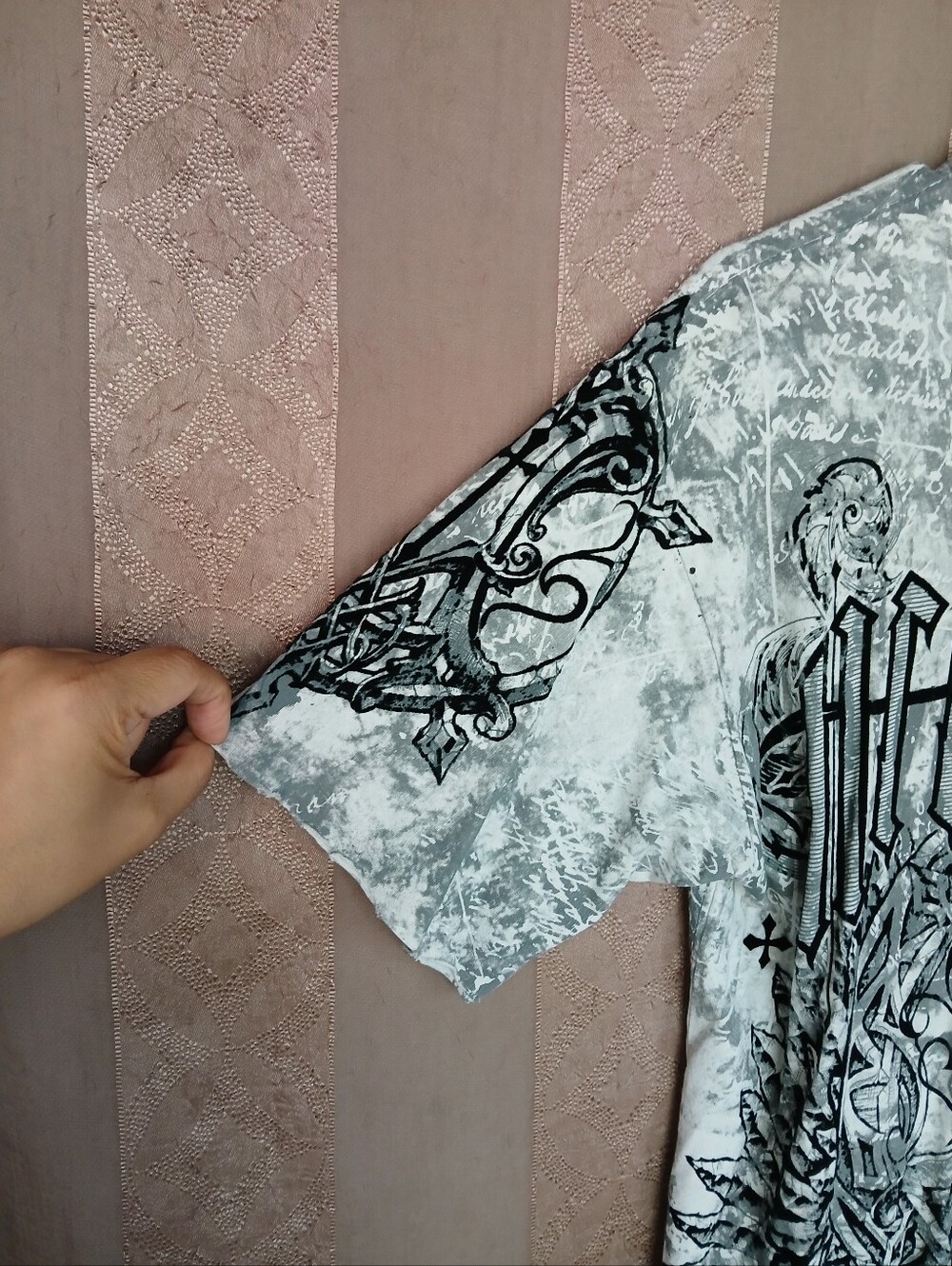 💎 Affliction Men's Top White & Gray Ornate Graphic Tee - Picture 6 of 8